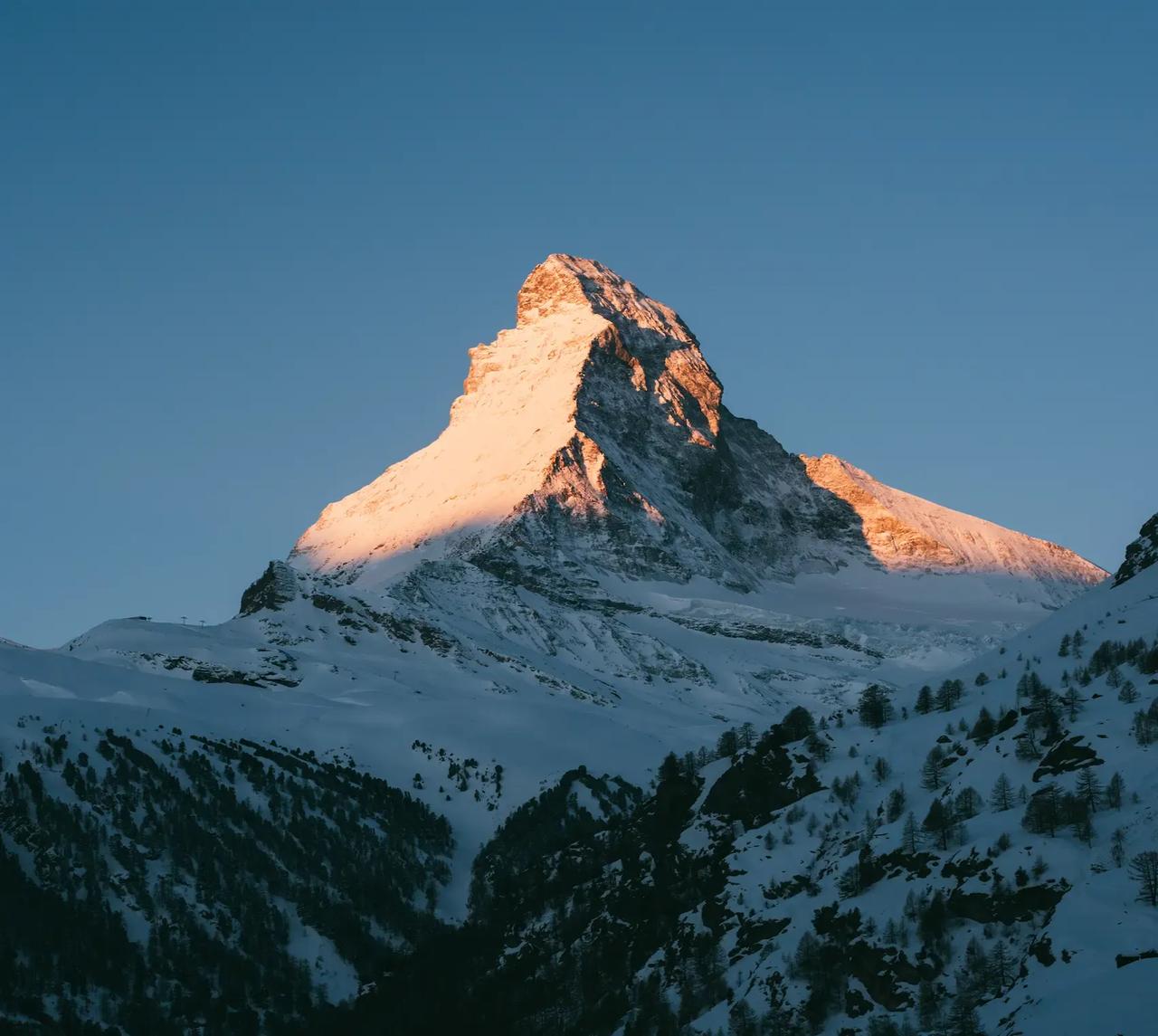 Le Cervin enneigé au lever du jour, sous un ciel dégagé